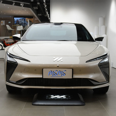 Prendi il volante di Zhiji IM L7 auto elettrica con batteria al litio ferro fosfato