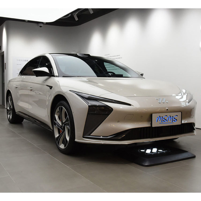 Prendi il volante di Zhiji IM L7 auto elettrica con batteria al litio ferro fosfato