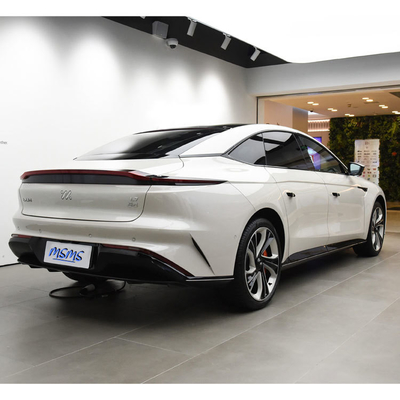 Prendi il volante di Zhiji IM L7 auto elettrica con batteria al litio ferro fosfato